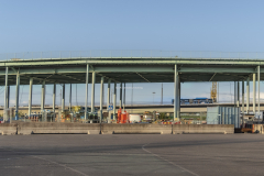 Bakom Götaälvbron ser man en buss som trafikerar Hisingsbron.