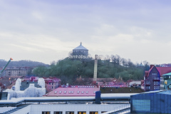 I Kungshöjd kan man se över takåsarna mot Skansen Kronan.