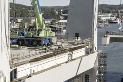 Många gubbar som står och övervakar jobbet-