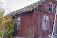 Ett rött förfallet hus