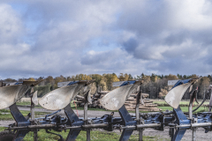 Blå plog mot blå himmel
