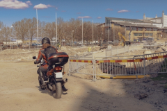 en motorcyklist körde fel in mot arbetsplatsen och vände