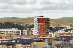 En vy mot Vallhamra torg. Höghuset är klart och inflyttning har skett.