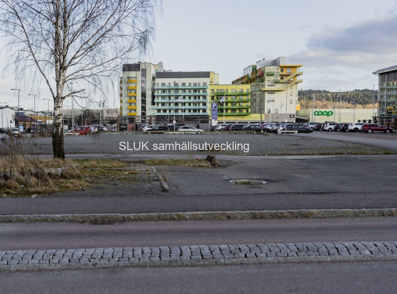 De nya bostäderna på gamla Darostomten är klara och inflyttade. Coop  har också öppnat butik.  Framför Partille Arena står parkeringsplatserna tomma och öde, när det inte är matcher. Kommer man att bygga mer på den här marken?