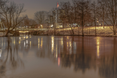 Belysningen från centrum ger  fina skuggor i Säveån.
