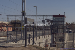 Två år senare är åtgärderna avslutade och personer finns på den södra sidan av stationen.