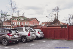 På andra sidan planket finns stationsbyggnaden. Här är pendelparkeringarna.