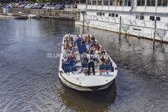 Turisterna sitter max två tillsamman och med avstånd mellan stolarna.