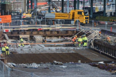 Det är  i början av mars, arbeten med Västlänken strax intill Götaälvbron.