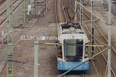 Här passerar spårvagnen mot centralen, utmed E-20.