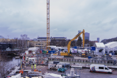 Från parkeringshuset bakom Liseberg har man utsikt över arbetsplatsen  Liseberg.  Här fortsätter arbetet på schaktet väster och österut.