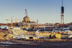 En vy från Östra etableringen mot Skansen Lejonet. Det kommer att bli en tunnel under Skanset Lejonet.  Vid den arkeologiska utgrävningen hittade man delar av gamla Skansen Lejonet, som man under projektet har skyddat och täckt över. När projektet är klart, kommer det att återställas och vara öppnad för visning.